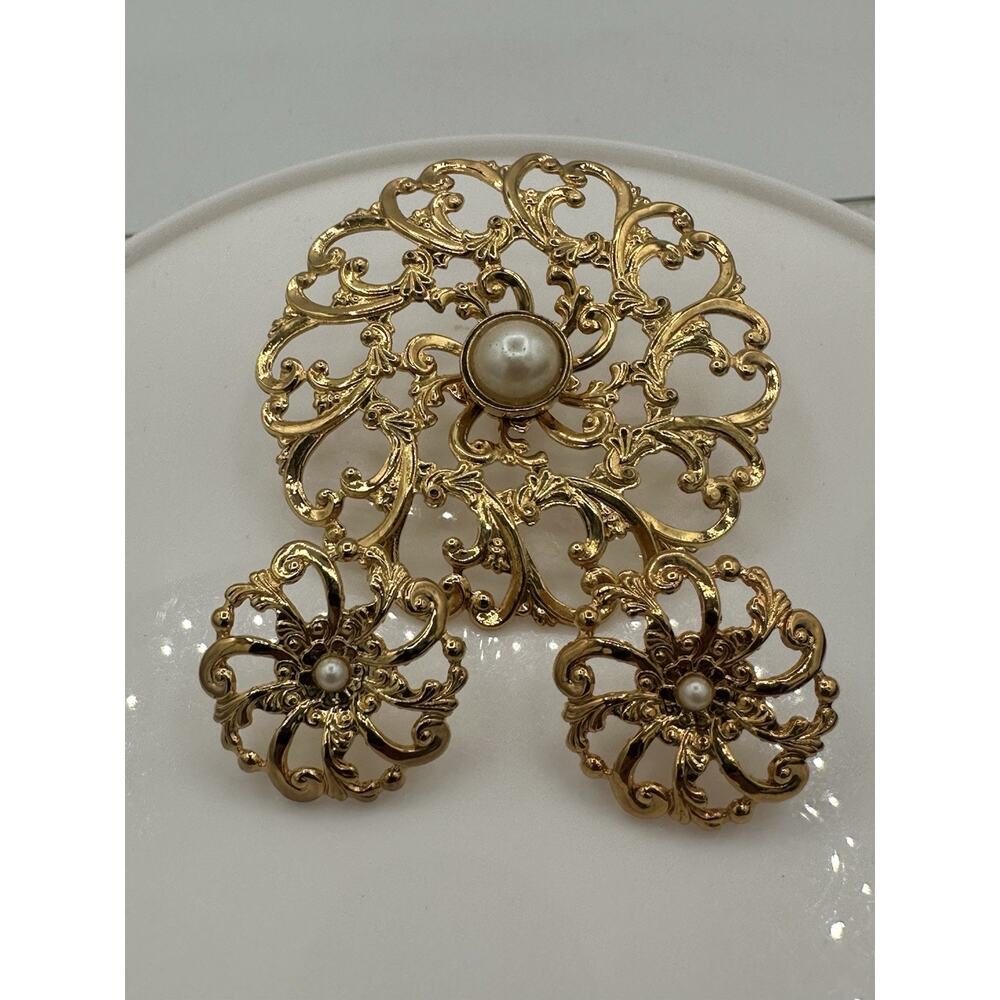 VTG Filigree Goldtone White Bead Circle Tac Pin And Earrings Set